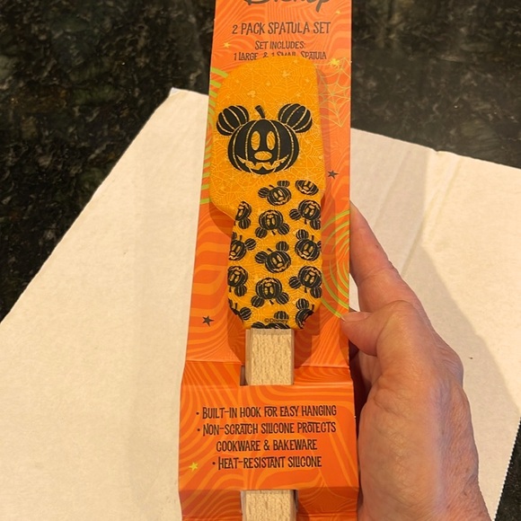 🎃DISNEY🎃2 PK MICKEY MOUSE SPATULA SET, 1 LRG/1 SM SPATULA W/ HANGER HOOK,NWT - Picture 3 of 7